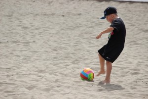 Casper spelar fotboll på stranden i Los Cristianos